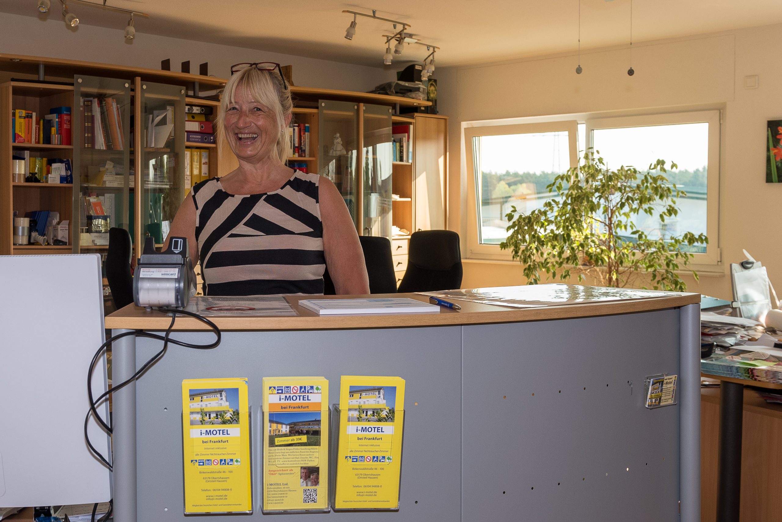 Persönliche Ansprechpartnerin an der Rezeption des i-Motels