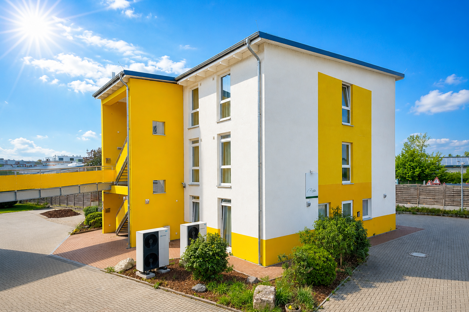 Außenansicht des i-Motels Obertshausen mit gelber Fassade